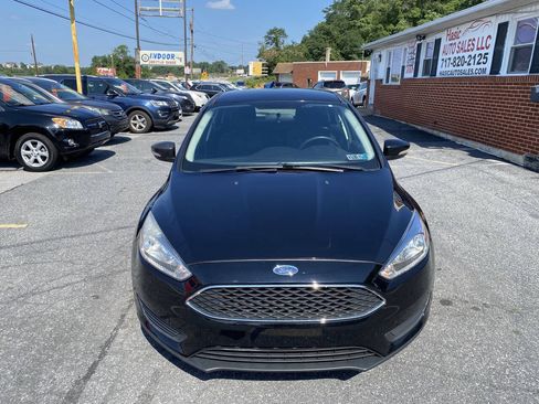 Used 2018 Ford Focus SE w/ Cold Weather Package FWD image 2