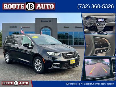 Used 2023 Chrysler Pacifica Touring-L w/ Uconnect Theater Family Group