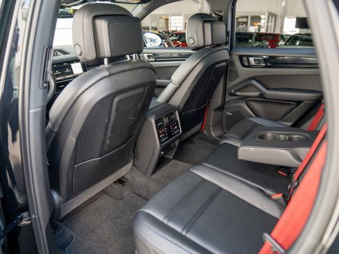 Used 2022 Porsche Cayenne image 27