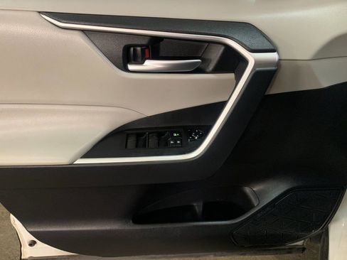 Used 2019 Toyota RAV4 XLE AWD/4WD image 12