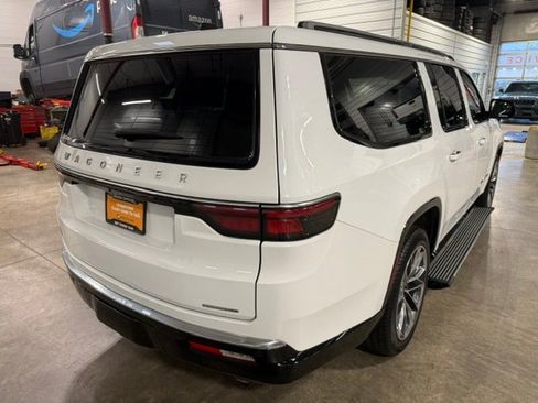 Certified 2024 Jeep Wagoneer L Series III w/ Premium Group I AWD/4WD image 22