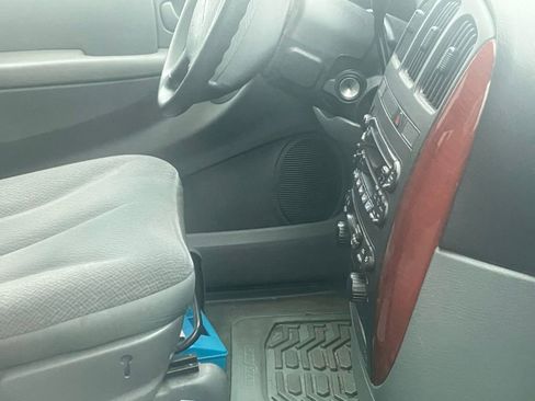Used 2005 Chrysler Town & Country w/ Popular Equipment Group I FWD image 8