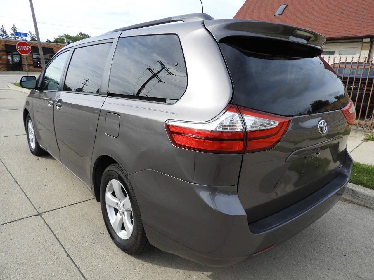 Used 2017 Toyota Sienna LE FWD image 6