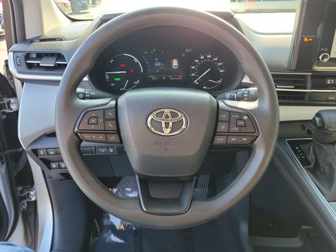 Used 2025 Toyota Sienna LE FWD image 21