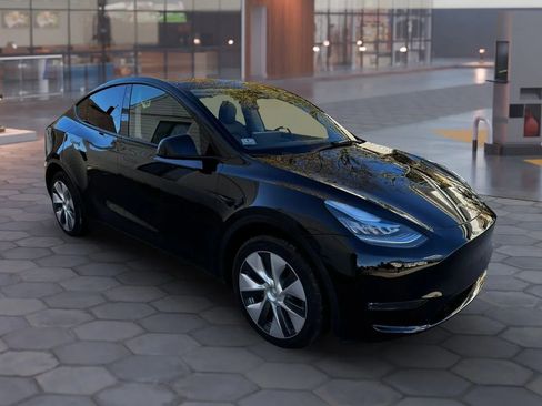 Used 2023 Tesla Model Y Long Range image 3
