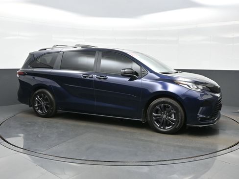 Used 2025 Toyota Sienna XSE w/ XSE Plus Package AWD/4WD image 7
