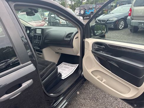 Used 2019 Dodge Grand Caravan SE image 32