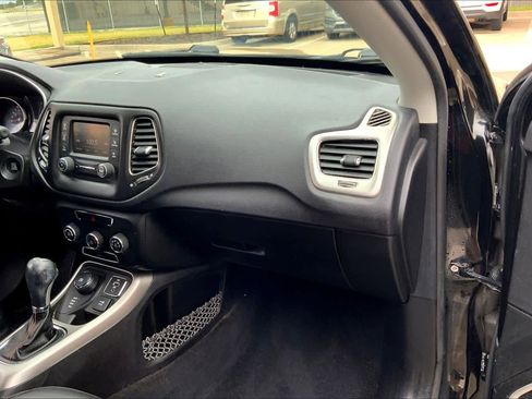 Used 2017 Jeep Compass Latitude image 18