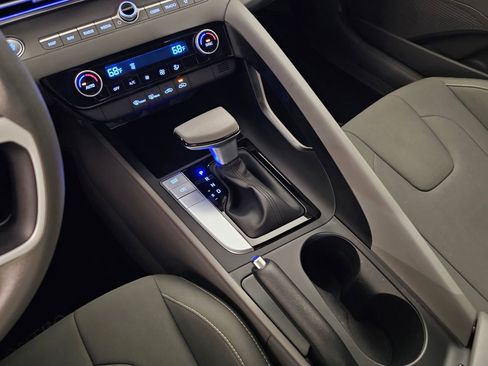 Used 2024 Hyundai Elantra SEL image 27