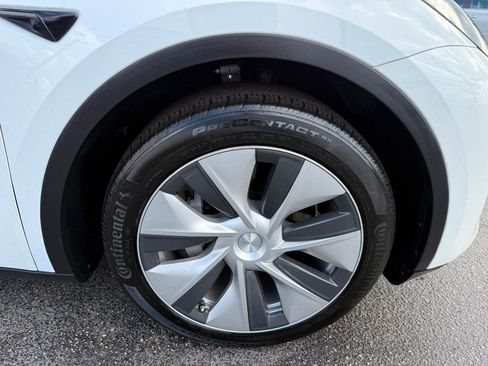 Used 2023 Tesla Model Y Long Range image 31