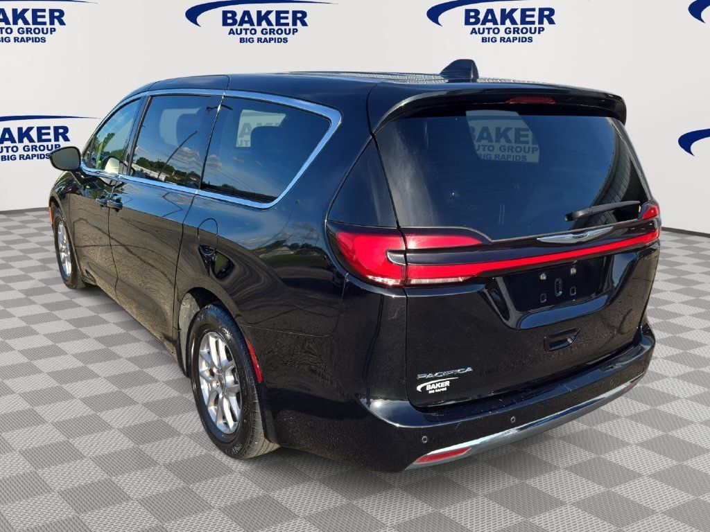 Used 2024 Chrysler Pacifica Touring-L FWD image 6