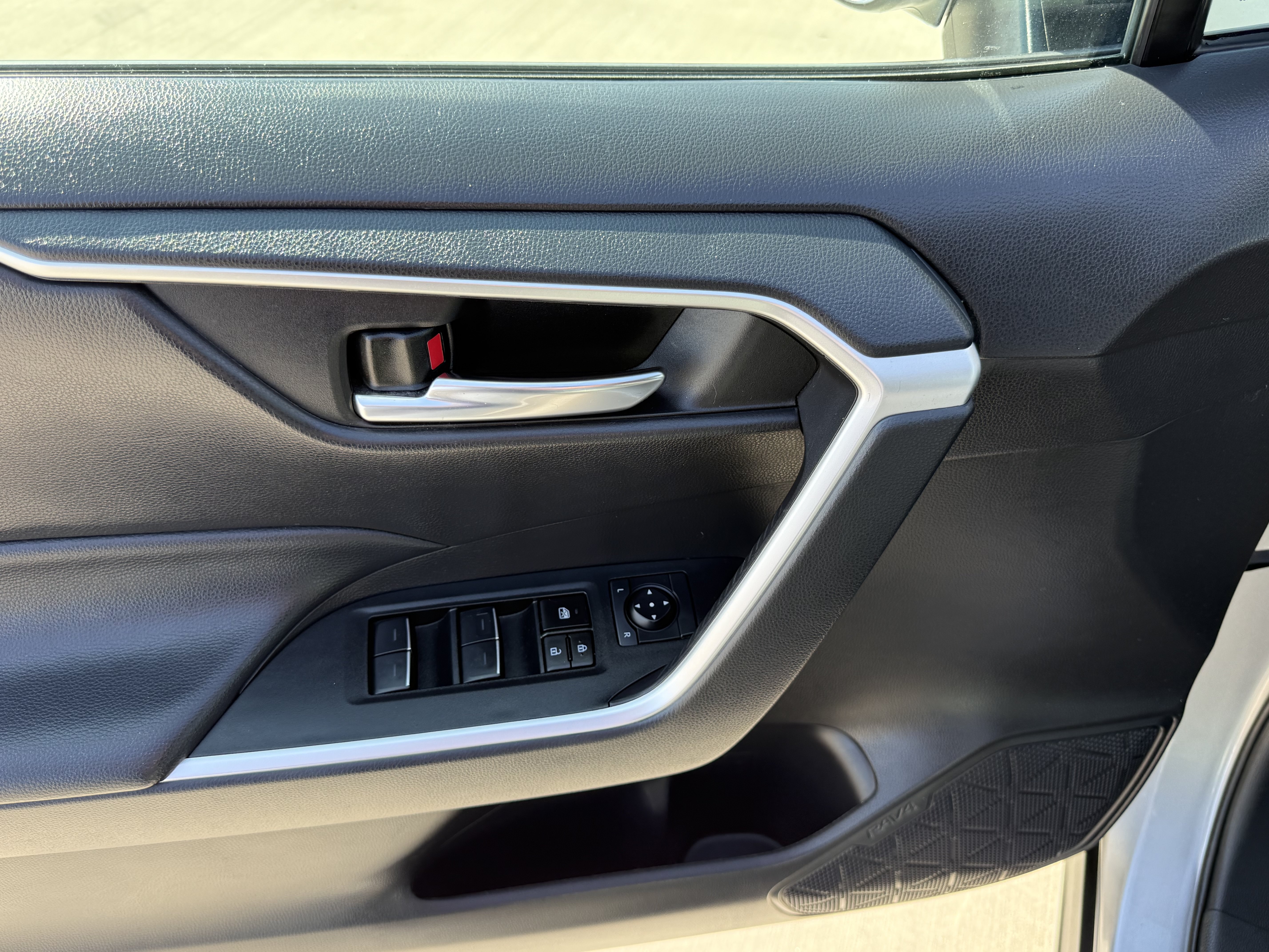 Used 2024 Toyota RAV4 XLE FWD image 19