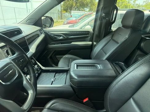 Used 2023 GMC Yukon XL Denali AWD/4WD image 6