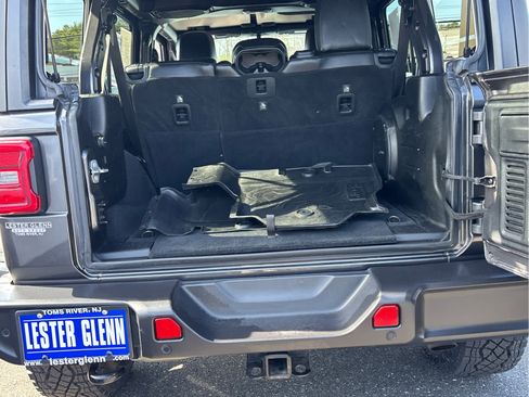 Used 2018 Jeep Wrangler Unlimited Sahara image 33