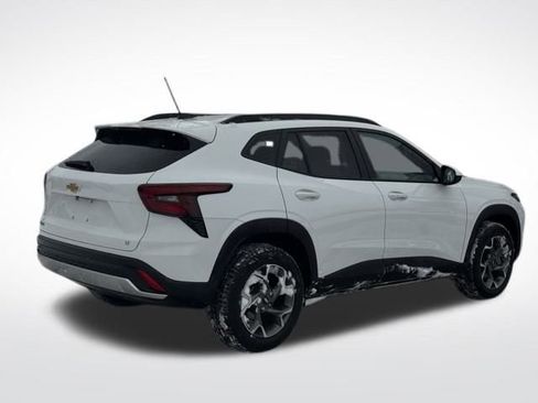 Used 2025 Chevrolet Trax LT w/ LT Convenience Package image 6