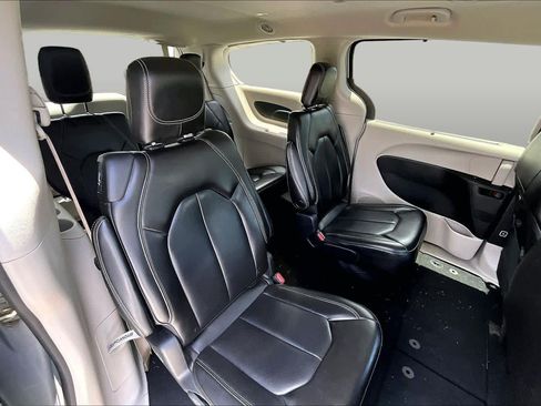 Used 2023 Chrysler Pacifica Touring-L FWD image 20