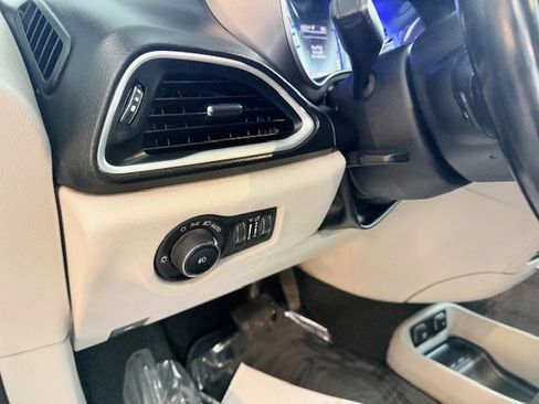 Used 2020 Chrysler Pacifica Touring-L image 11