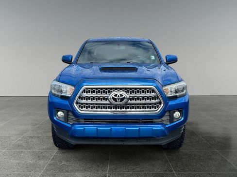Used 2017 Toyota Tacoma TRD Sport w/ Exterior Package AWD/4WD image 2