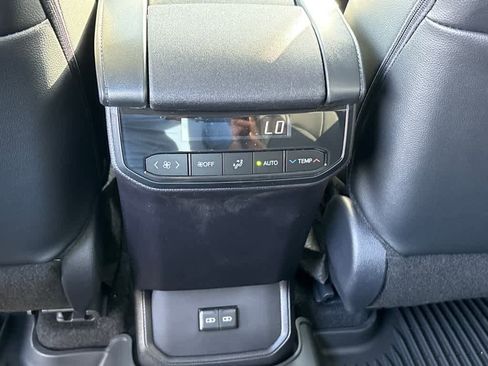 New 2026 Toyota Highlander XLE image 9