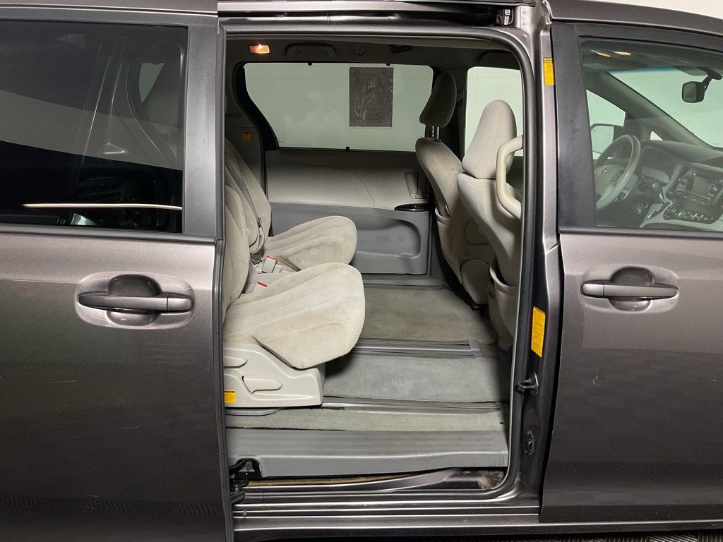 Used 2013 Toyota Sienna LE w/ Towing Pkg FWD image 29