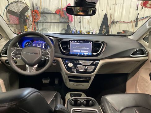 Used 2023 Chrysler Pacifica Touring-L FWD image 18