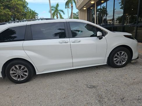 Used 2025 Toyota Sienna XLE w/ XLE Plus Package FWD image 4