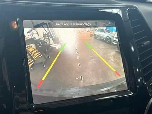 Used 2019 Jeep Cherokee Limited AWD/4WD image 16