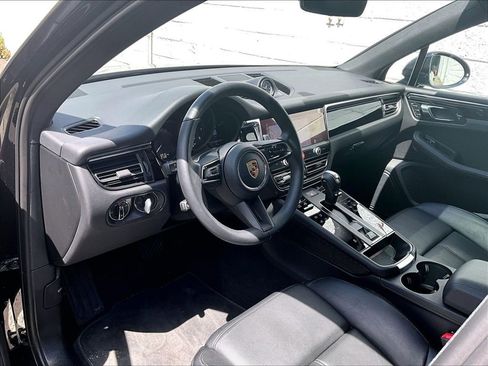 Certified 2025 Porsche Macan AWD/4WD image 4