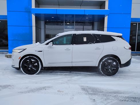 Used 2023 Buick Enclave Essence w/ Sport Touring Edition image 7