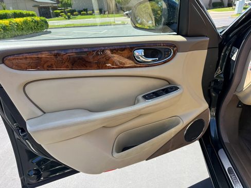 Used 2008 Jaguar XJ8 RWD image 12