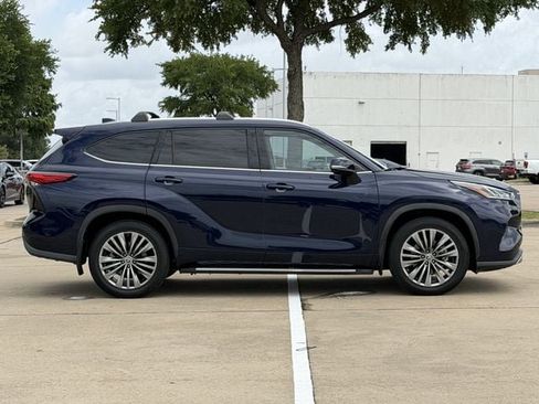 Used 2021 Toyota Highlander Platinum FWD image 3