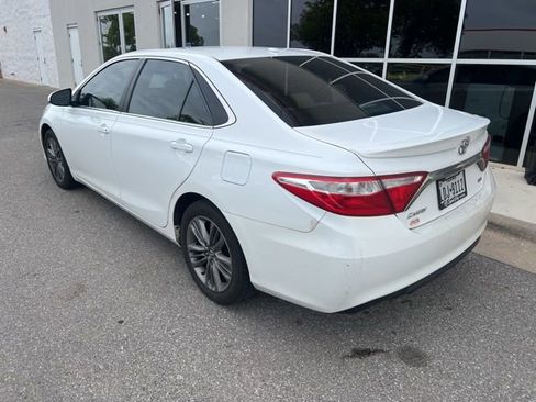 Used 2015 Toyota Camry SE w/ Moonroof Package image 2