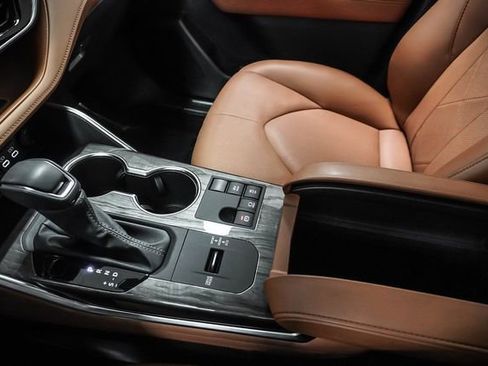 Used 2024 Toyota Highlander Platinum image 18