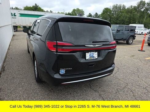 Used 2023 Chrysler Pacifica Touring-L FWD image 11