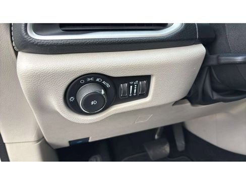 Used 2024 Chrysler Pacifica Touring-L image 20