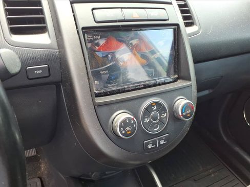 Used 2013 Kia Soul + w/ Audio Pkg FWD image 32