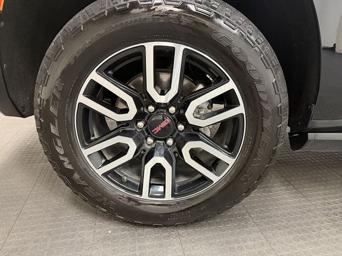 Used 2023 GMC Yukon AT4 w/ AT4 Premium Package AWD/4WD image 11