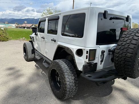 Used 2015 Jeep Wrangler Unlimited Rubicon w/ Connectivity Group AWD/4WD image 6