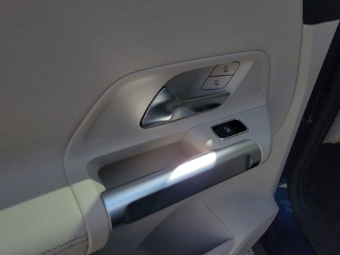 Used 2023 Mercedes-Benz GLB 250 4MATIC image 13