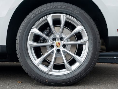 Certified 2026 Porsche Macan AWD/4WD image 13