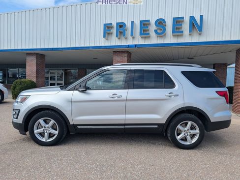 Used 2017 Ford Explorer XLT w/ Equipment Group 202A image 2