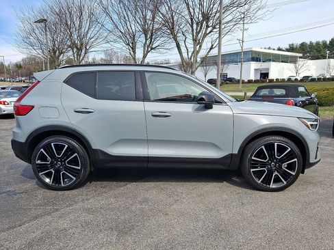 Used 2024 Volvo XC40 B5 Ultimate w/ Protection Package Premier image 7