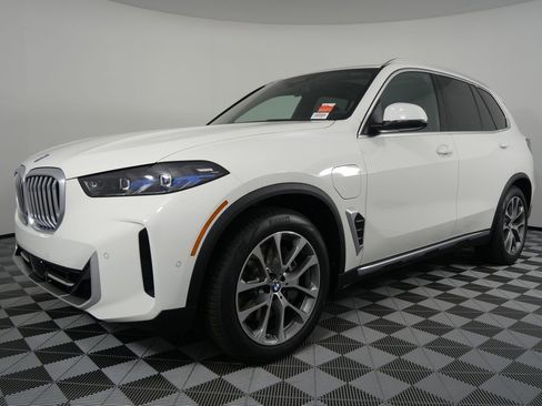 Used 2025 BMW X5 xDrive50e image 9