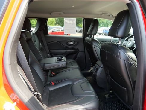 Used 2019 Jeep Cherokee Trailhawk w/ Cold Weather Group AWD/4WD image 9