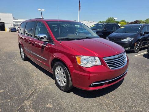 Used 2012 Chrysler Town & Country Touring-L w/ Entertainment Group #2 FWD image 7