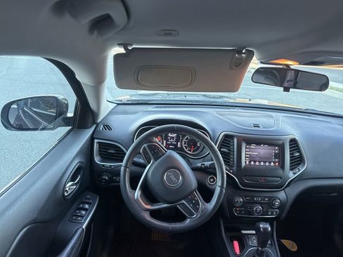 Used 2019 Jeep Cherokee Latitude Plus image 16