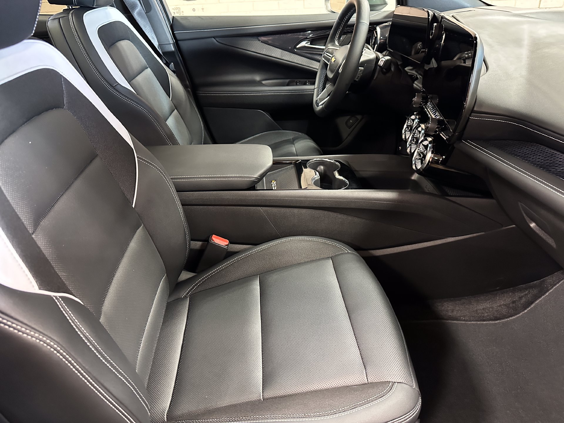 Used 2024 Chevrolet Blazer EV LT AWD/4WD image 25