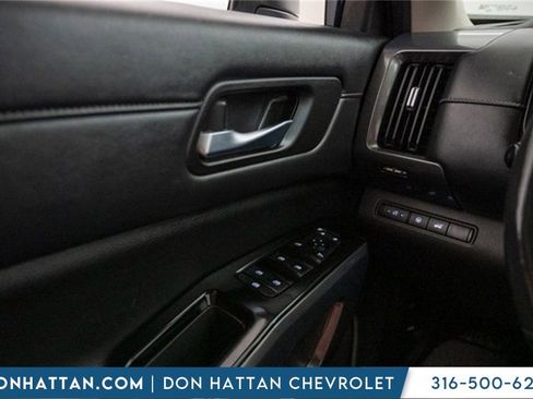 Used 2023 Nissan Pathfinder SL image 16