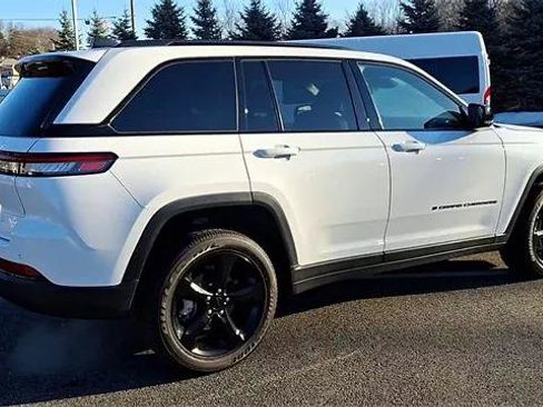 Certified 2024 Jeep Grand Cherokee Altitude image 8