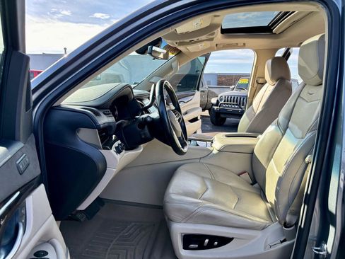 Used 2018 Cadillac Escalade Luxury image 2